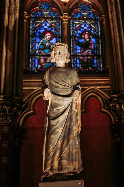 Foto beeld in de tempel tegenover het gebouw