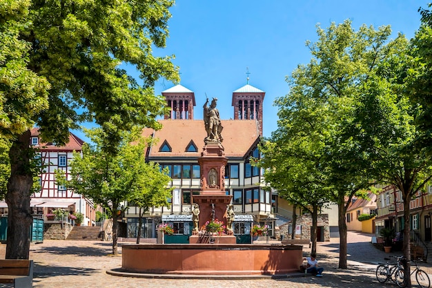 Foto beeld tegen het gebouw tijdens een zonnige dag