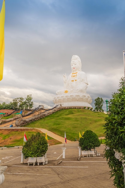 Foto beeld tegen tempel tegen hemel