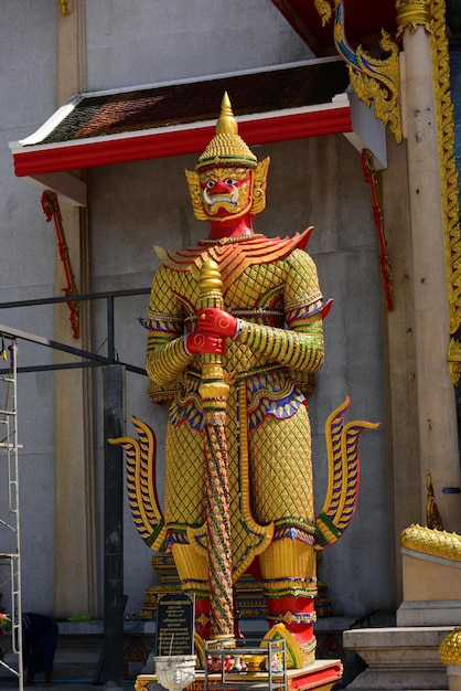 Beeld van de tempel buiten het gebouw