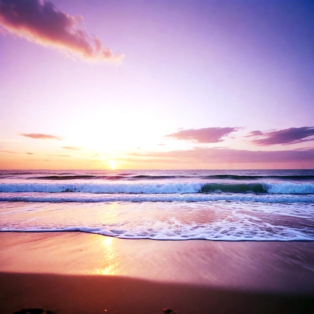 Beeld van een rustig strand bij zonsondergang