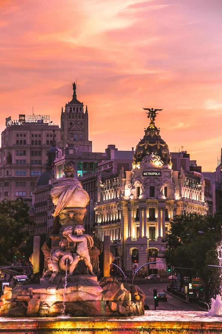 Foto beeld van een verlicht gebouw tegen de hemel tijdens zonsondergang in madrid, spanje