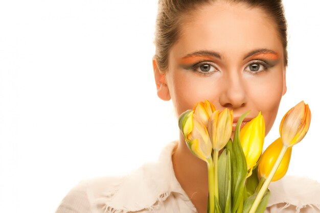 Beeld van gelukkige vrouw met gele tulpen over wit