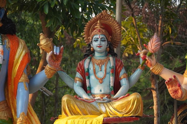 beeld van god Vishnu in meditatie houding