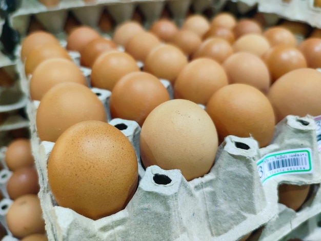 Beeld van kippeneieren in supermarkt