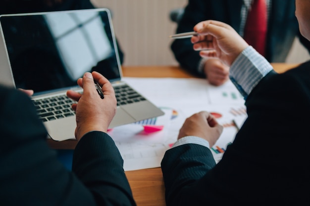 Beeld van menselijke handen tijdens administratie op vergadering. In het kantoor