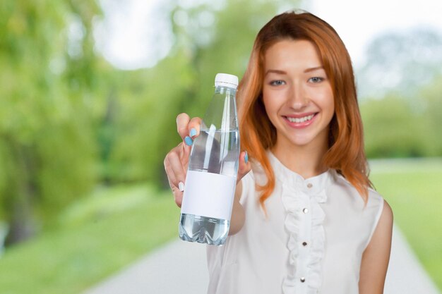 Beeld van mooie vrouw met fles water