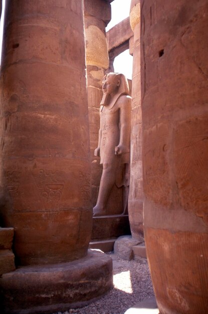 Beeld van panejem in de tempel van Karnak
