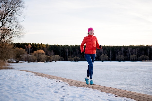 Beeld van sportenmeisje op ochtendoefening in de winter