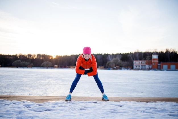 Beeld van sportenvrouw op ochtendoefening in de winter