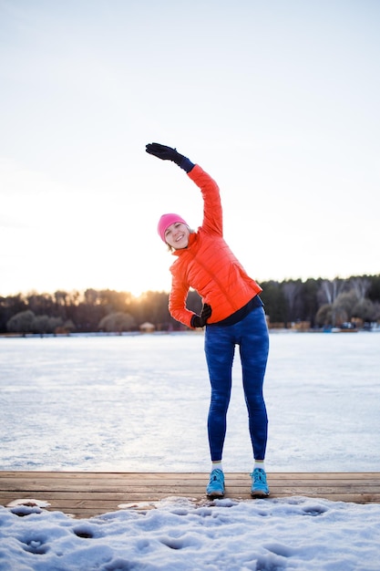 Beeld van sportenvrouw op ochtendoefening