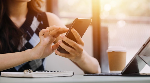 Beeld van twee jonge zakenlieden die touchpad op vergadering gebruiken