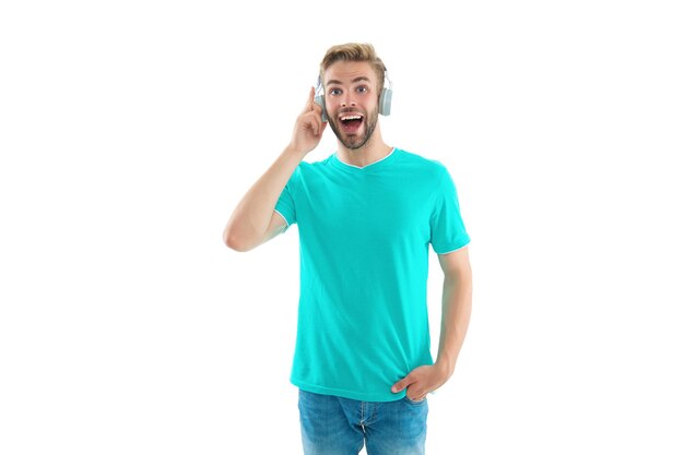 beeld van verbaasde man in muziek koptelefoon man in muziek hoofdtelefoon geïsoleerd op wit