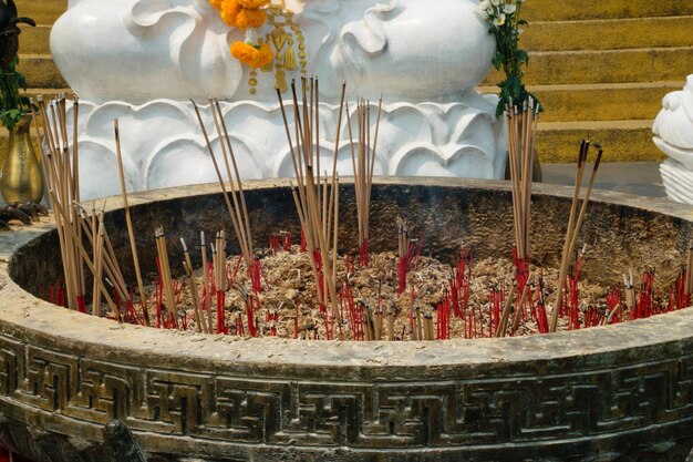 Beeld van wierookstapel bij tempel wat Hyua Pla Kang