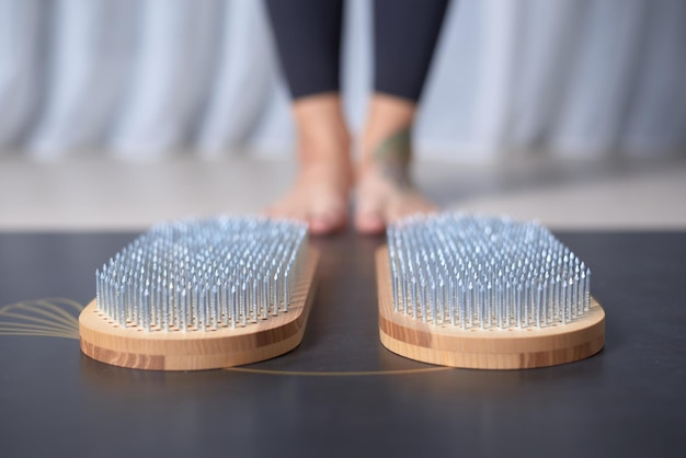 Beeldbord van Sadhu en vrouwelijke benen Yogaconcept Spirituele oefeningen Spijkeren