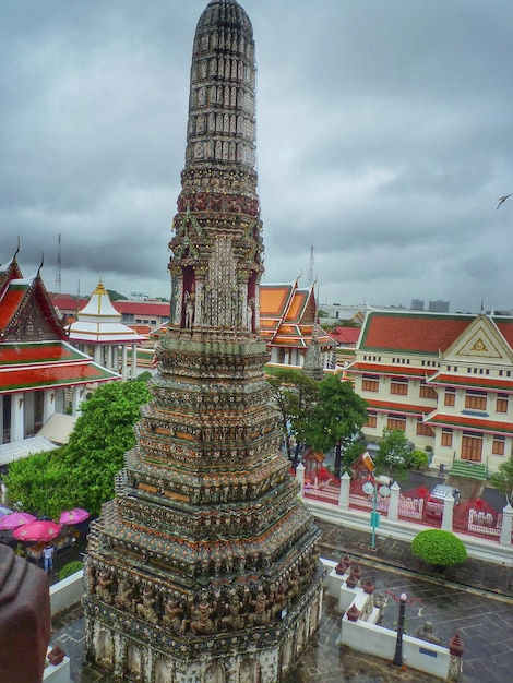 Beelden gebeeldhouwd op een toren van een tempel