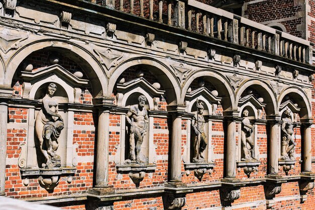 Foto beelden op bakstenen muur