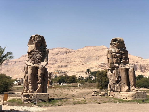Beelden op het landschap tegen een heldere lucht kolossussen van Memnon