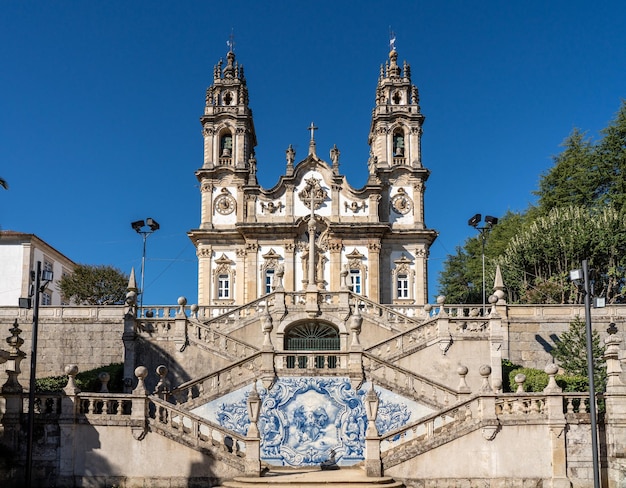 Beelden sieren de barokke trap naar de kerk Santuario de Nossa Senhora dos Remedios