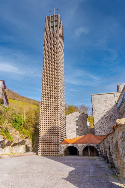 Beelden van het kostbare heiligdom Aranzazu in de stad Oati, Gipuzkoa. Emblematische sites van Baskenland