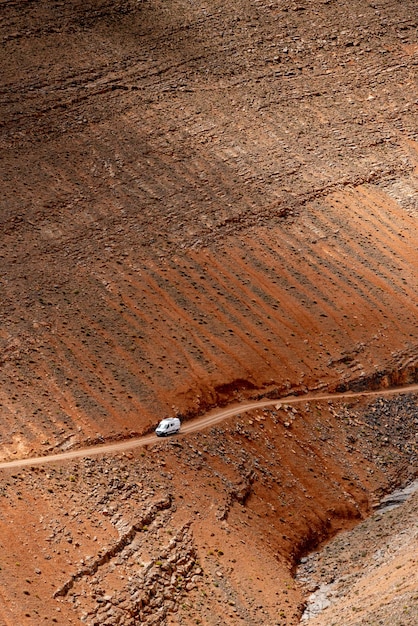 Beelden van Marokko. Een 4x4-busje op de onverharde weg naar de Dades-vallei in het Atlasgebergte