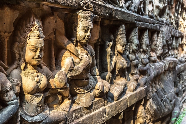 Beeldhouwen aan de muur Terras van de tempel van olifanten in Angkor Wat, Cambodja