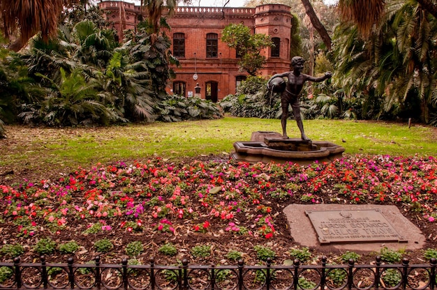 Foto beeldhouwwerk en bloemen in de prachtige botanische tuin van buenos aires, argentinië