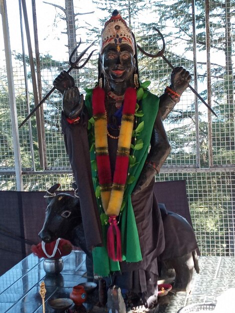 Foto beeldhouwwerk van godinnen in de tempel