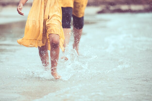 Been van klein kindmeisje die op strand lopen