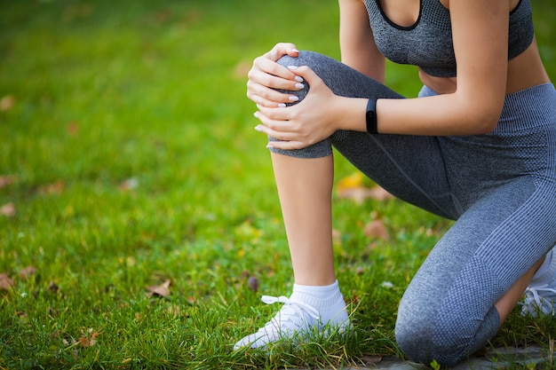 Beenblessure. geschiktheidsvrouw die aan pijn in been na training lijden