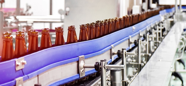 Foto bottiglia di birra nel nastro trasportatore