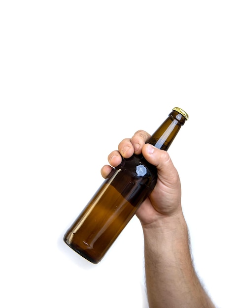 Бутылка пива в руке изолирована на белом