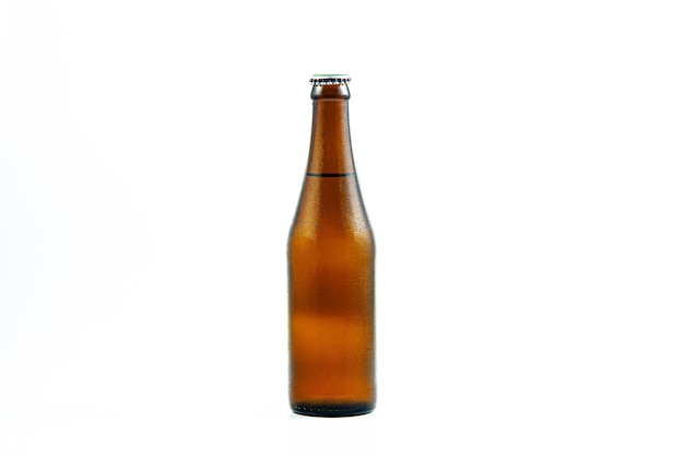 白い背景の上のビール瓶白い背景で隔離の滴とビールのボトル