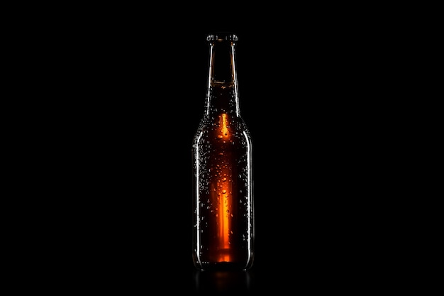 黒の背景のビール瓶