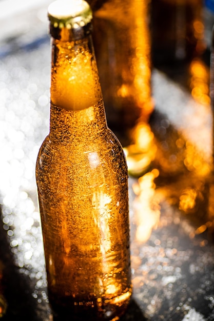 Foto bottiglia di birra con birra fresca
