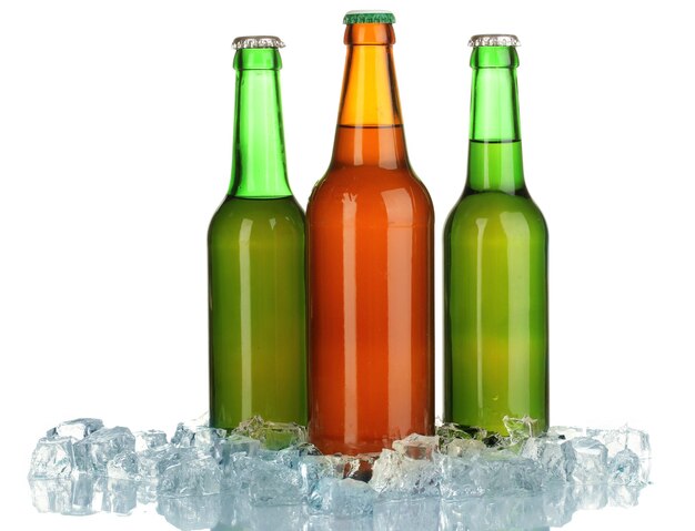 Бутылки пива во льду, изолированные на белом фоне