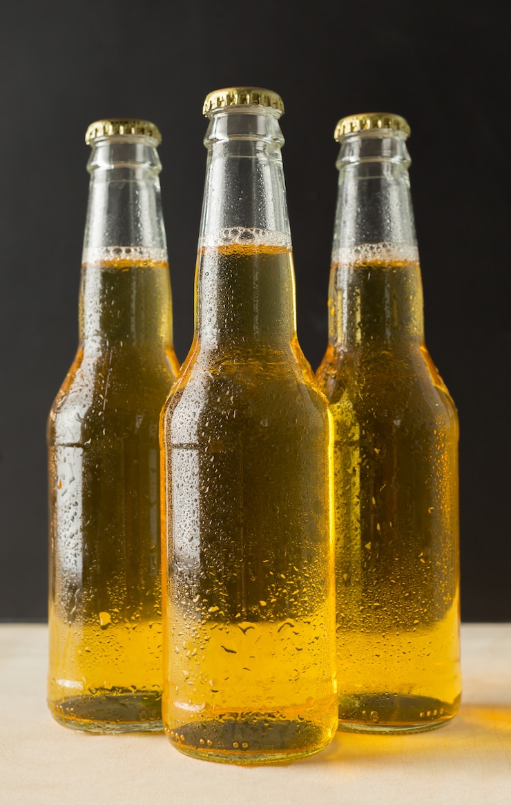 Photo 木製のテーブルのビール瓶。