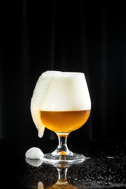 Пиво Cold Craft светлое Пиво в стакане с каплями воды Пинта пива в высокий стакан с густой пеной