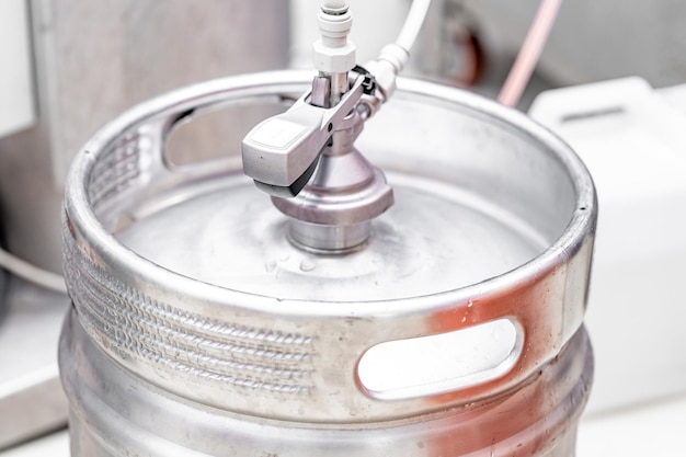 Фото Соединитель пива на алюминиевой бочке пива в пивоварне