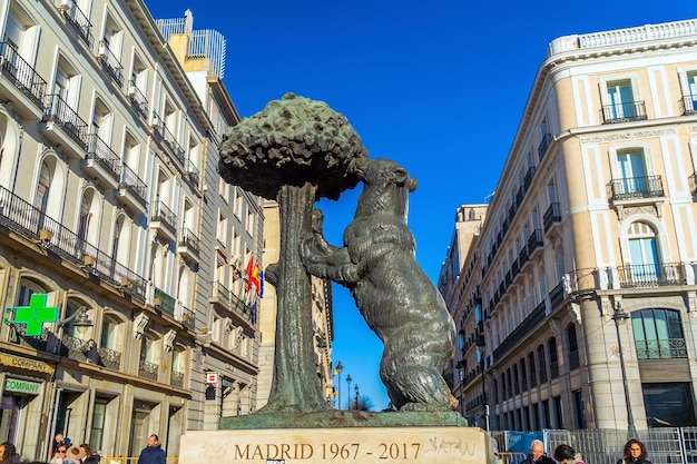 Beer en aardbeiboomstandbeeld in Madrid