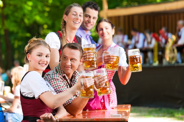 Nel giardino della birra - amici davanti alla band