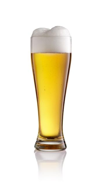 白い背景に隔離されたビールグラス