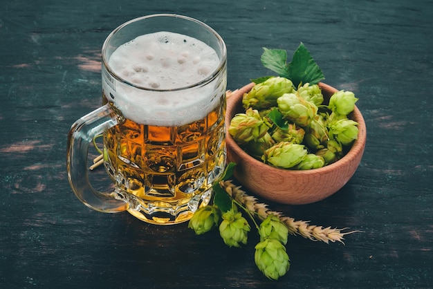 Foto birra in una tazza di vetro su un tavolo di legno nero spazio libero per il testo vista dall'alto