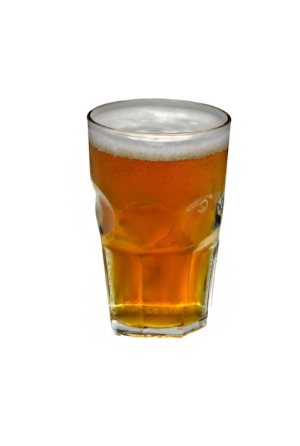 白い背景の上のビールのグラス