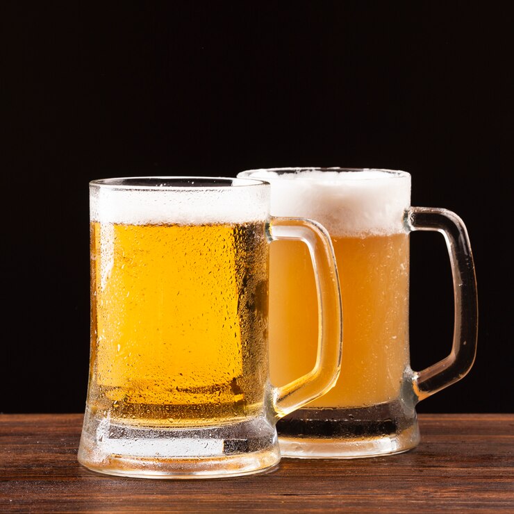 Photo 木の板に泡とビールジョッキ