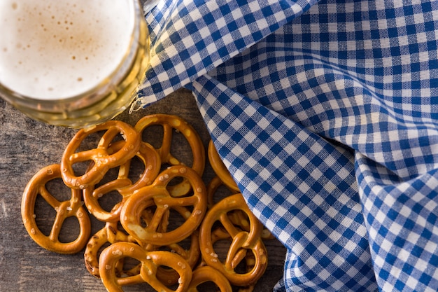 Foto birra in una pinta con salatini sul tavolo