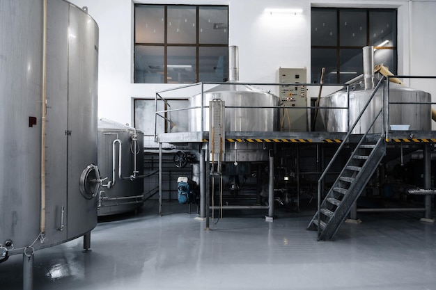 Фото Интерьер завода по производству пива современной технологической пивоварни