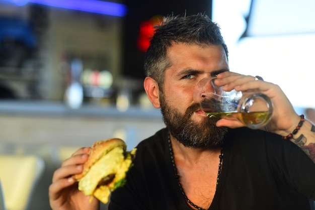 맥주 펍 및 바 힙스터는 펍에서 휴식을 취하며 맥주잔에서 맥주를 마시는 수염 남자 잘생긴 바텐더 h