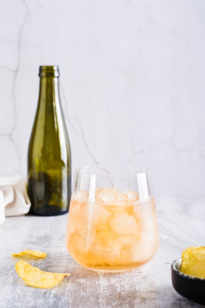 テーブルの上のガラスのビールスラッシュ冷凍夏の飲み物垂直ビュー
