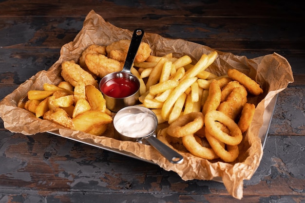 Spuntini alla birra snack alla birra patatine fritte su uno sfondo di legno